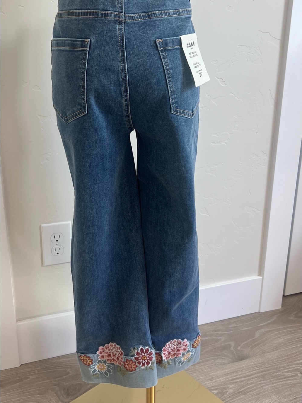 CHARLIE B Blue Denim Wide Leg Jeans with Embroidered Hem Size 6 🌷